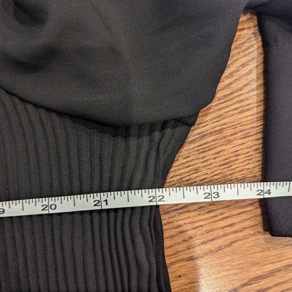 SOLD---Vince Camuto Blouse Long Sleeve Black Pleated Accordion lightweight XL - Picture 6 of 8
